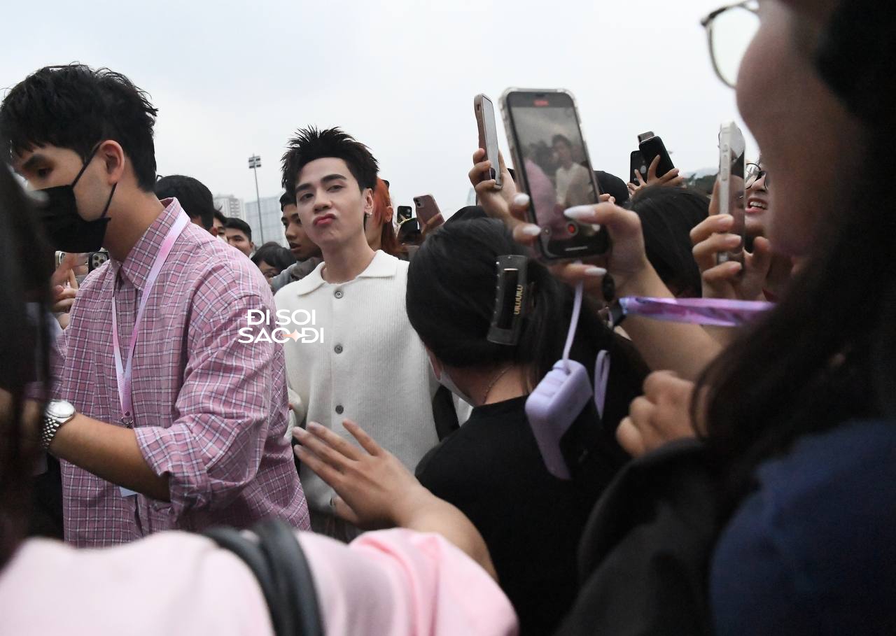 NGAY LÚC NÀY: Đông nghẹt fan đổ bộ SVĐ Mỹ Đình cổ vũ các Anh Trai Say Hi, thần tượng Kpop cũng chỉ đến thế!- Ảnh 7.