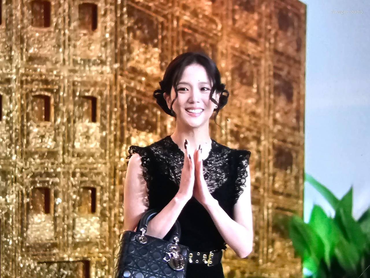 Jisoo g&acirc;y n&aacute;o loạn Bangkok, 1 chi tiết gợi li&ecirc;n tưởng đến Ros&eacute;- Ảnh 7.