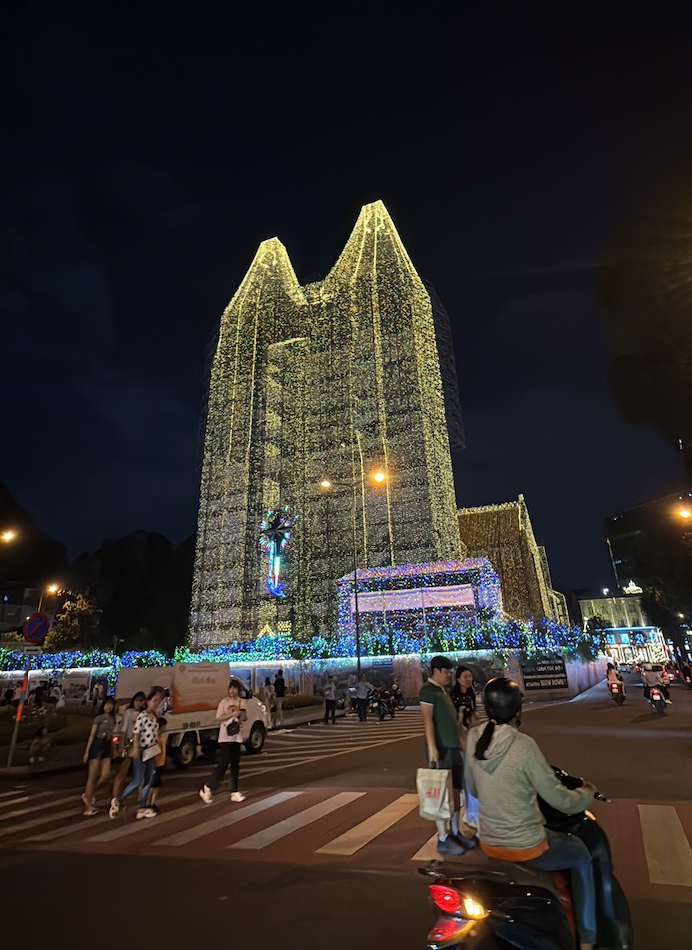 Bức ảnh Nhà thờ Đức Bà bất ngờ "thay áo mới" trong mùa Giáng sinh 2024 khiến nhiều người ngỡ ngàng- Ảnh 4.
