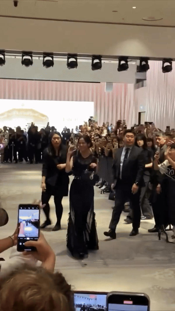 Jisoo g&acirc;y n&aacute;o loạn Bangkok, 1 chi tiết gợi li&ecirc;n tưởng đến Ros&eacute;- Ảnh 6.