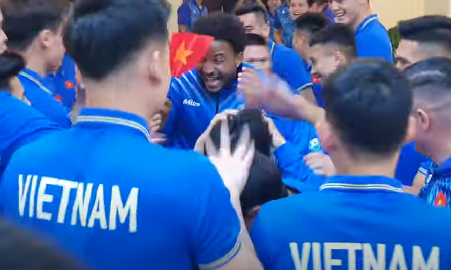 Nguyễn Xuân Son cầm cờ Việt Nam trong ngày hội quân, xác định thời điểm ra sân tại AFF Cup 2024- Ảnh 1.