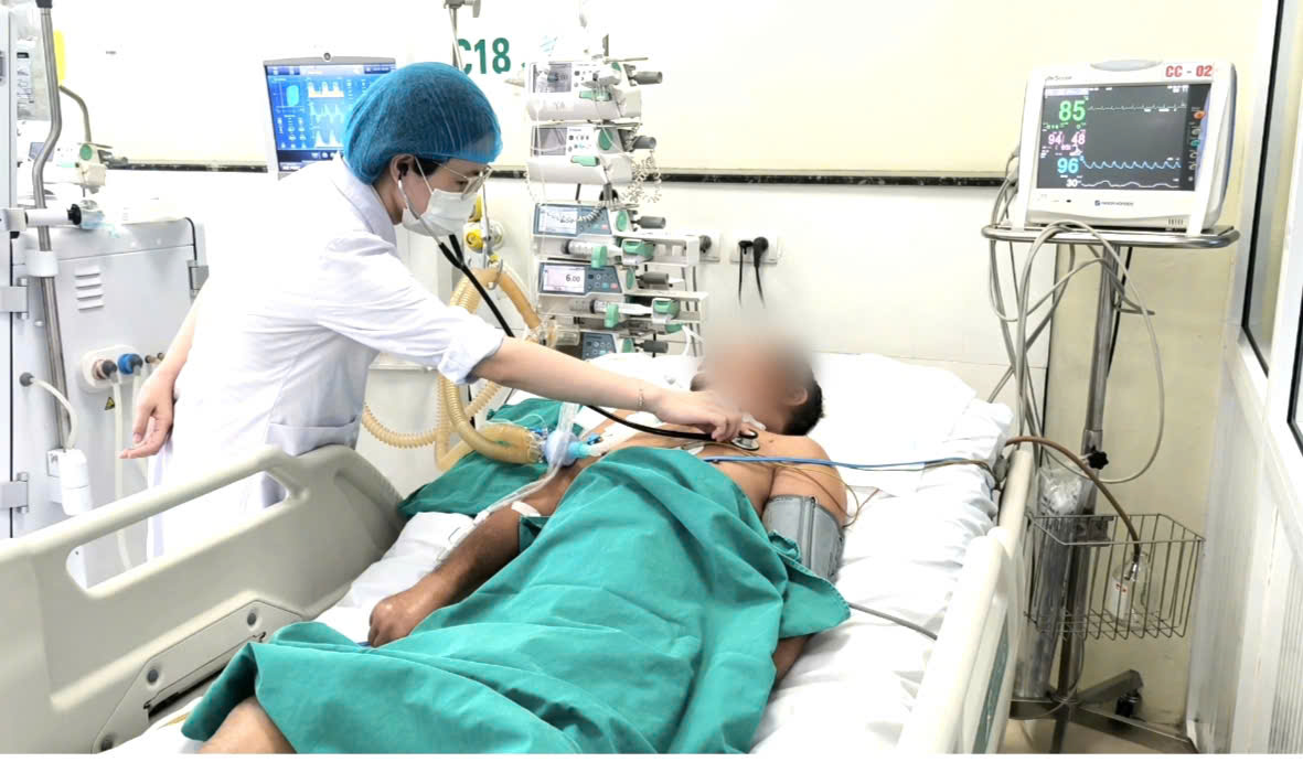 Ng&atilde; v&agrave;o gốc c&acirc;y, người đ&agrave;n &ocirc;ng bị uốn v&aacute;n nguy kịch- Ảnh 1.