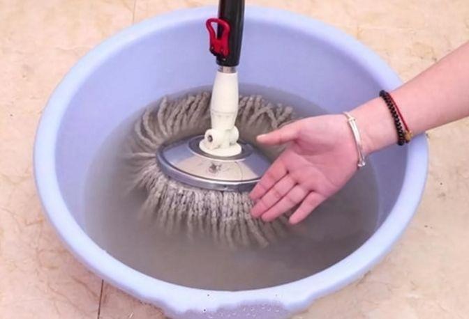 Mỗi lần chồng lau nhà đều có mùi tanh như cá chết, phát hiện nguyên nhân khiến tôi nổi điên: 