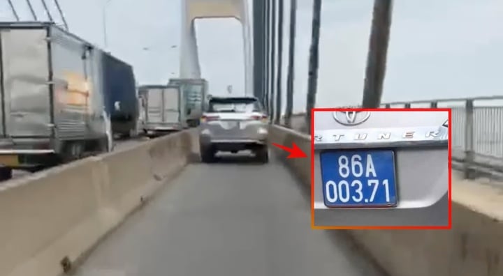 TP.HCM: Xử phạt t&agrave;i xế l&aacute;i xe biển xanh v&agrave;o l&agrave;n xe m&aacute;y tr&ecirc;n cầu Ph&uacute; Mỹ- Ảnh 1.