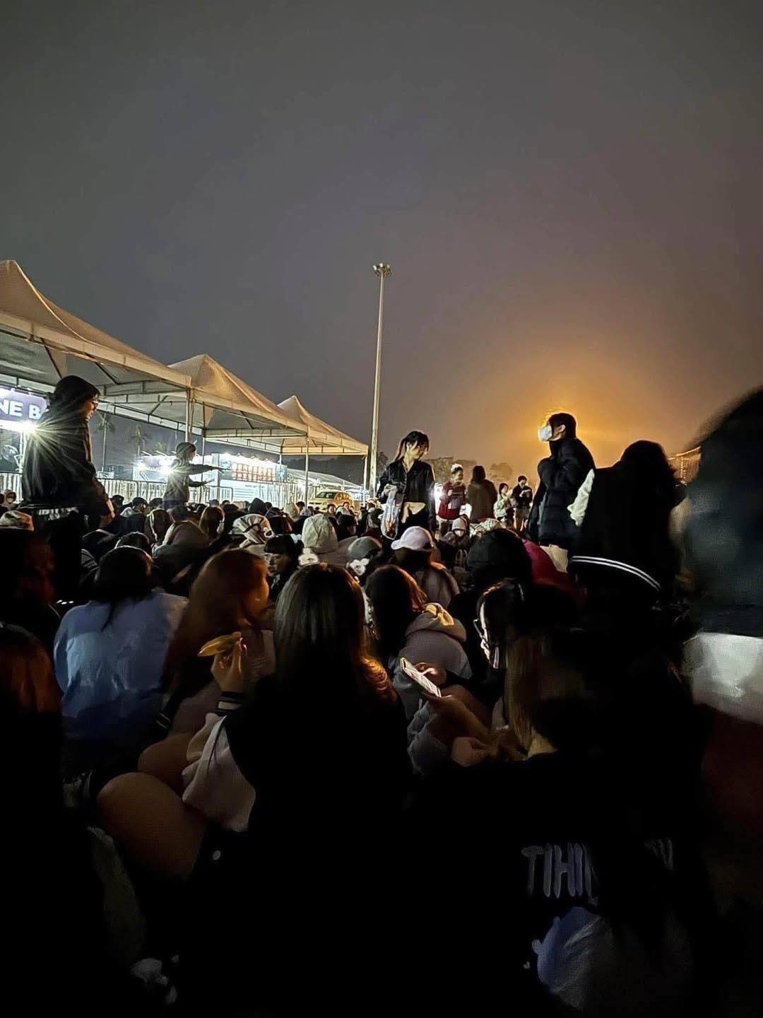 Khung cảnh chụp l&uacute;c 4 giờ s&aacute;ng ở SVĐ Quốc gia Mỹ Đ&igrave;nh khiến nhiều người kh&ocirc;ng thốt n&ecirc;n lời- Ảnh 1.