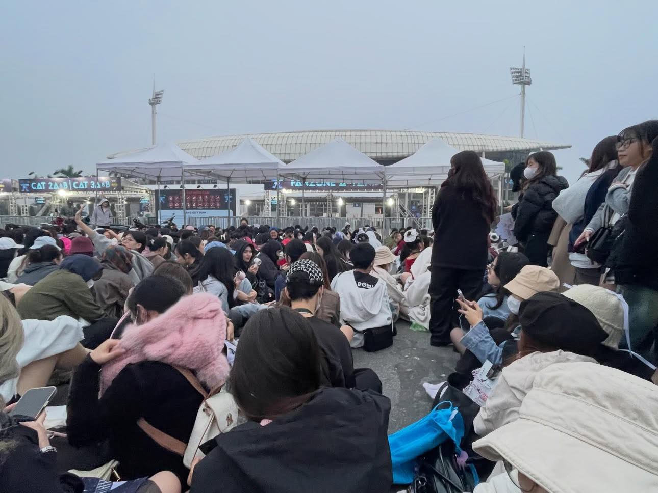 Khung cảnh chụp l&uacute;c 4 giờ s&aacute;ng ở SVĐ Quốc gia Mỹ Đ&igrave;nh khiến nhiều người kh&ocirc;ng thốt n&ecirc;n lời- Ảnh 3.