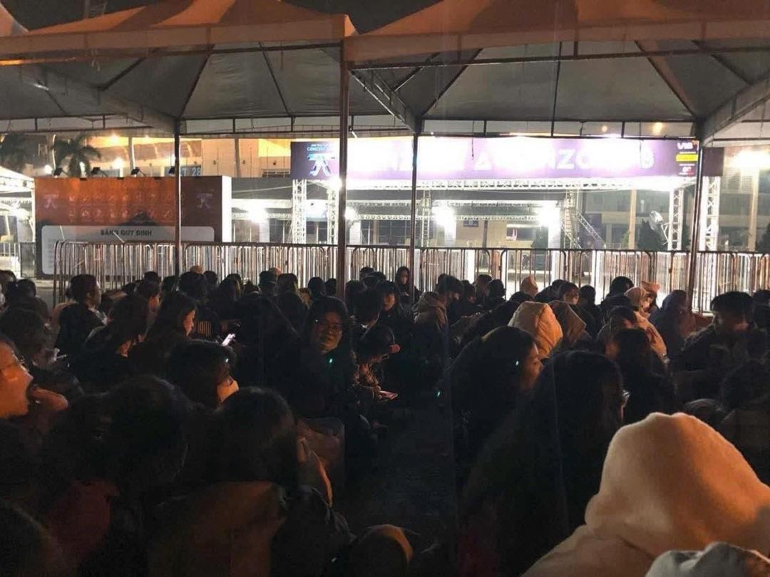 Khung cảnh chụp l&uacute;c 4 giờ s&aacute;ng ở SVĐ Quốc gia Mỹ Đ&igrave;nh khiến nhiều người kh&ocirc;ng thốt n&ecirc;n lời- Ảnh 2.