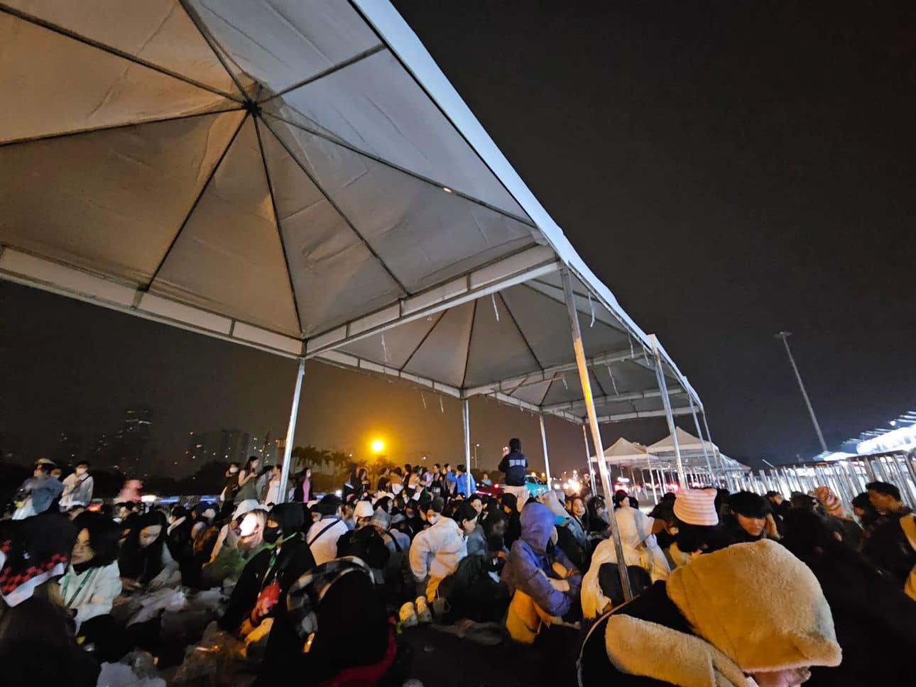 Khung cảnh chụp l&uacute;c 4 giờ s&aacute;ng ở SVĐ Quốc gia Mỹ Đ&igrave;nh khiến nhiều người kh&ocirc;ng thốt n&ecirc;n lời- Ảnh 5.