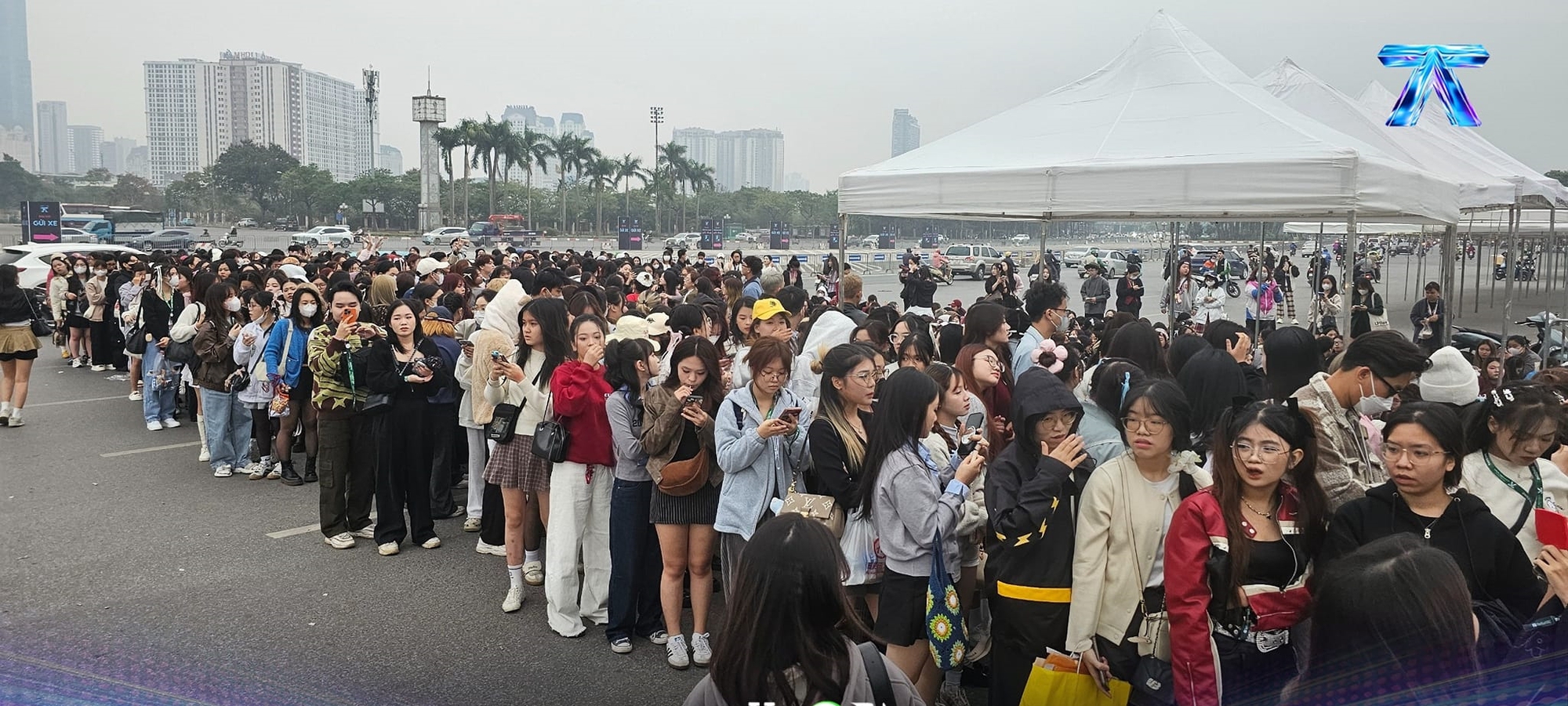 Khung cảnh chụp l&uacute;c 4 giờ s&aacute;ng ở SVĐ Quốc gia Mỹ Đ&igrave;nh khiến nhiều người kh&ocirc;ng thốt n&ecirc;n lời- Ảnh 6.