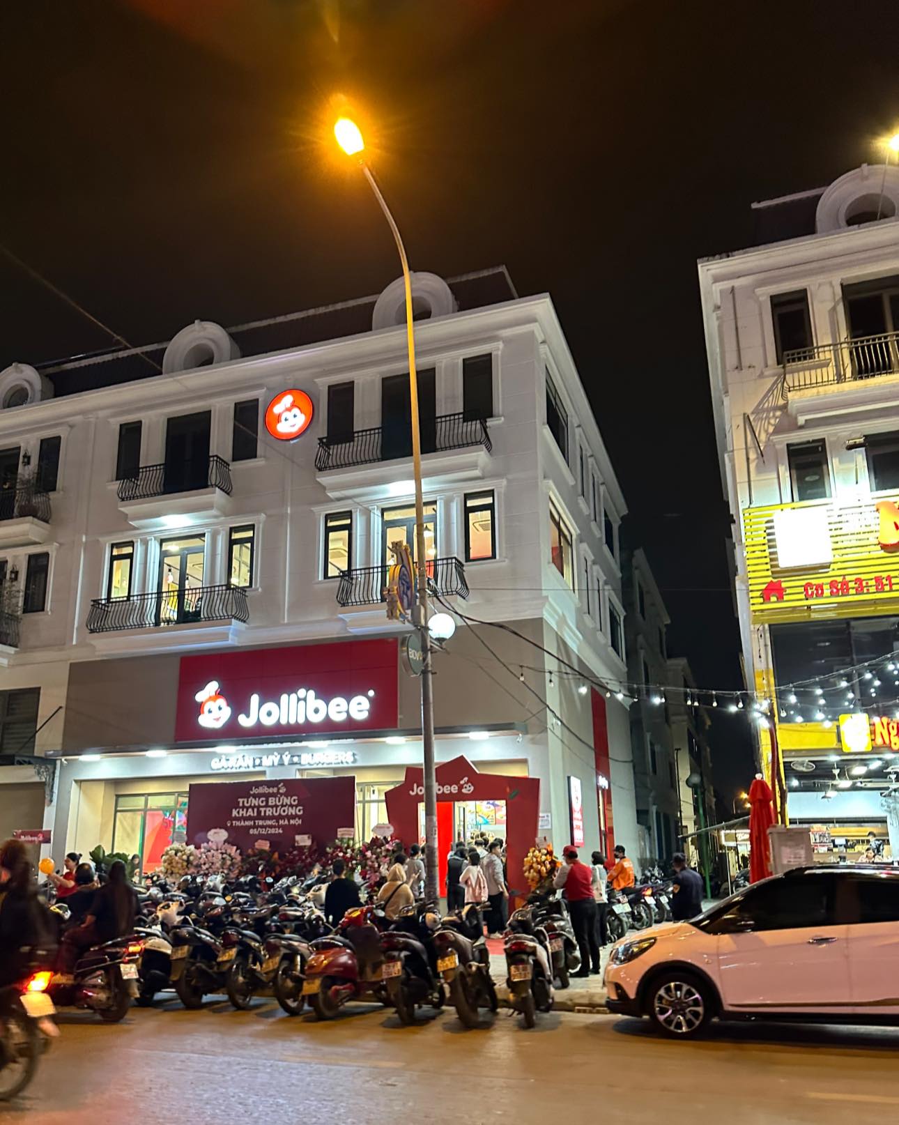 Một thương hiệu đồ ăn nhanh bỗng đông nghịt khách, hoá ra là nhờ sự xuất hiện của 1 "hiện tượng mạng"- Ảnh 1. Một thương hiệu đồ ăn nhanh bỗng đông nghịt khách, hoá ra là nhờ sự xuất hiện của 1 "hiện tượng mạng"- Ảnh 1.