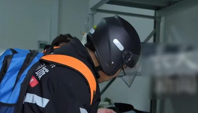 Bức ảnh chụp b&oacute;ng lưng nh&acirc;n vi&ecirc;n giao đồ ăn bất ngờ viral, danh t&iacute;nh ph&iacute;a sau khiến nhiều người sốc- Ảnh 1.