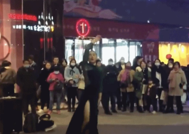 Bức ảnh chụp b&oacute;ng lưng nh&acirc;n vi&ecirc;n giao đồ ăn bất ngờ viral, danh t&iacute;nh ph&iacute;a sau khiến nhiều người sốc- Ảnh 3.