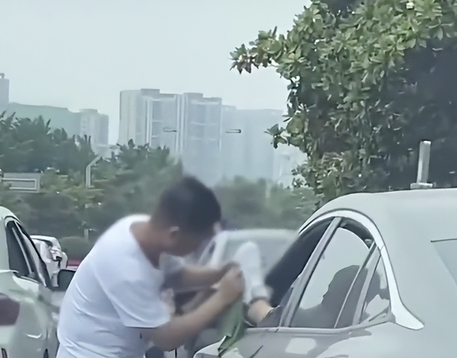 Bức ảnh chụp b&oacute;ng lưng nh&acirc;n vi&ecirc;n giao đồ ăn bất ngờ viral, danh t&iacute;nh ph&iacute;a sau khiến nhiều người sốc- Ảnh 5.