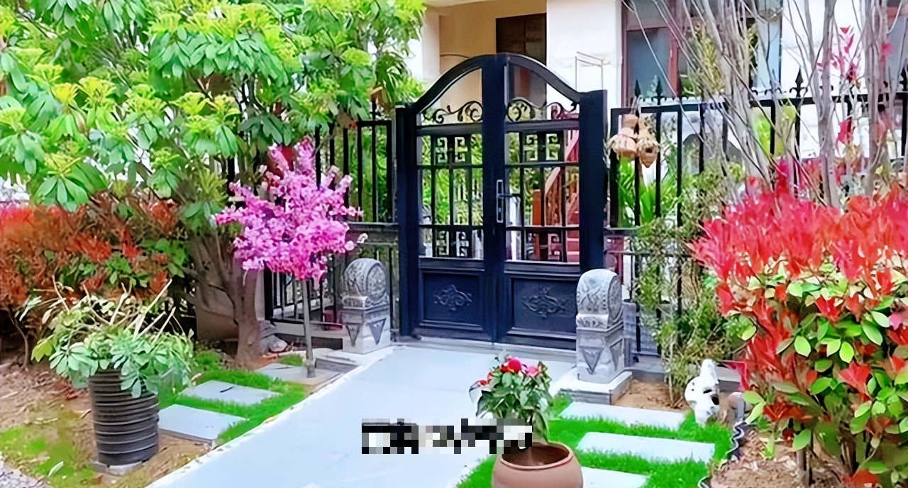 Người phụ nữ trung niên chi gần 200 triệu đồng xây khoảng sân rộng 38m2 chỉ để trồng hoa và rau- Ảnh 2. Người phụ nữ trung niên chi gần 200 triệu đồng xây khoảng sân rộng 38m2 chỉ để trồng hoa và rau- Ảnh 2.