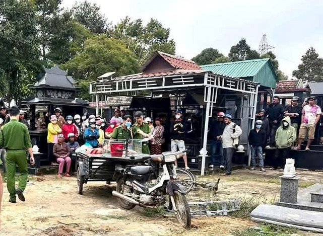 Ph&aacute;t hiện thi thể tr&ecirc;n xe l&ocirc;i giữa nghĩa trang- Ảnh 1.