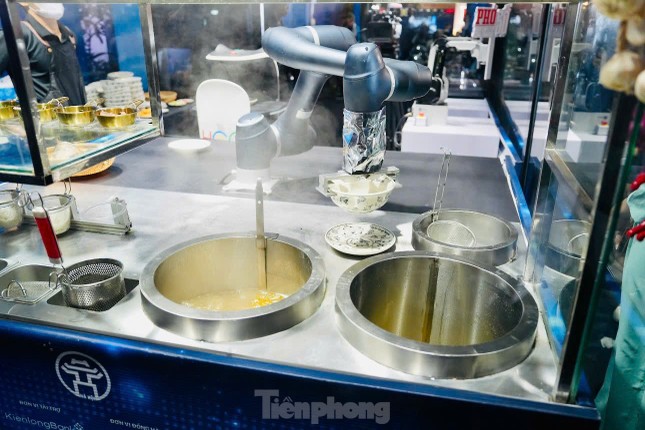 Người Hà Nội tiếp tục được trải nghiệm 'Robot nấu phở' tại phố cổ Hà Nội- Ảnh 1.