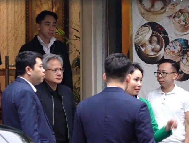 CEO Tập đo&agrave;n NVIDIA ngh&igrave;n tỉ USD sang Việt Nam uống cafe b&igrave;nh d&acirc;n, ăn qu&aacute;n vỉa h&egrave; như kh&aacute;ch du lịch- Ảnh 4.