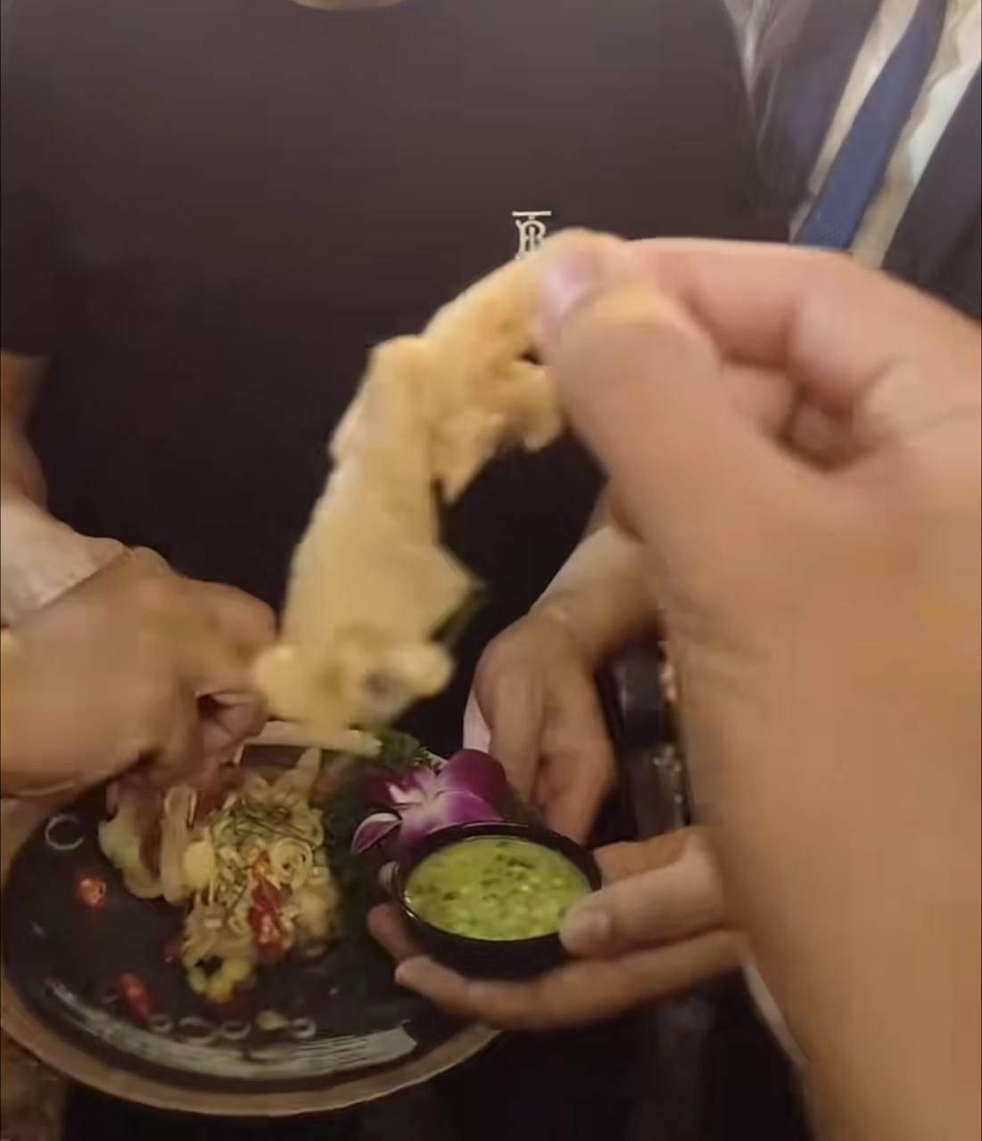 CEO Tập đo&agrave;n NVIDIA ngh&igrave;n tỉ USD sang Việt Nam uống cafe b&igrave;nh d&acirc;n, ăn qu&aacute;n vỉa h&egrave; như kh&aacute;ch du lịch- Ảnh 3.