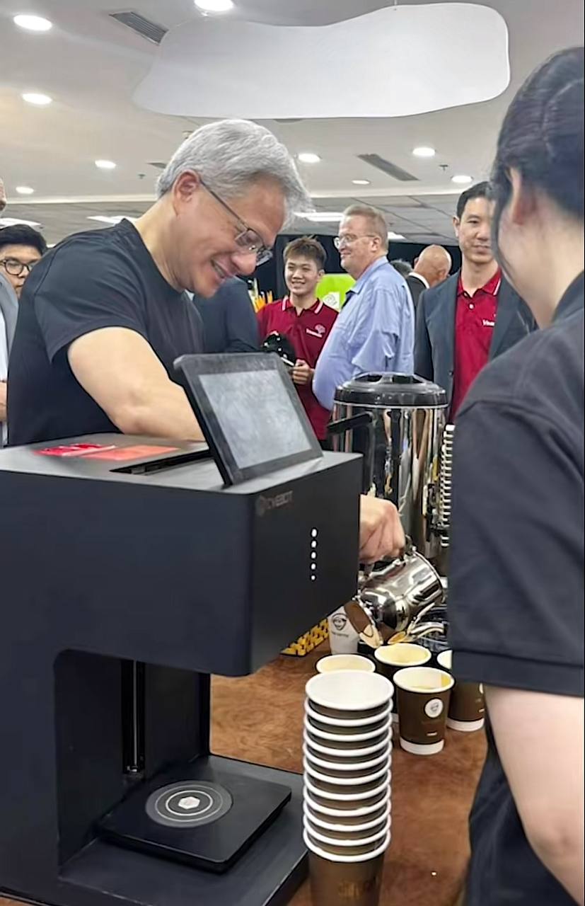 CEO Tập đo&agrave;n NVIDIA ngh&igrave;n tỉ USD sang Việt Nam uống cafe b&igrave;nh d&acirc;n, ăn qu&aacute;n vỉa h&egrave; như kh&aacute;ch du lịch- Ảnh 6.