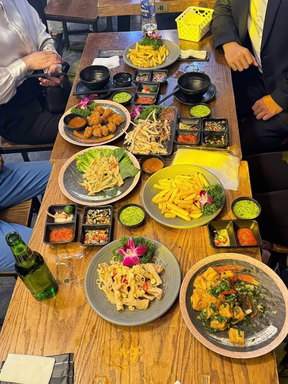 CEO Tập đo&agrave;n NVIDIA ngh&igrave;n tỉ USD sang Việt Nam uống cafe b&igrave;nh d&acirc;n, ăn qu&aacute;n vỉa h&egrave; như kh&aacute;ch du lịch- Ảnh 1.