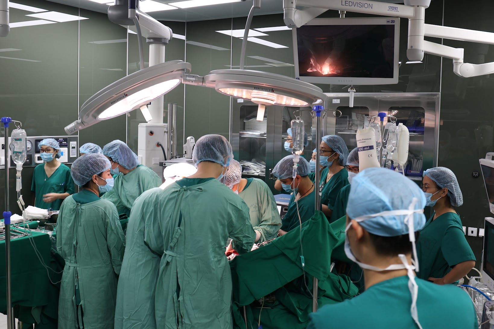 Nam bệnh nh&acirc;n 42 tuổi chết n&atilde;o hiến tạng cứu nhiều người sau vụ tai nạn cầu thang- Ảnh 8.