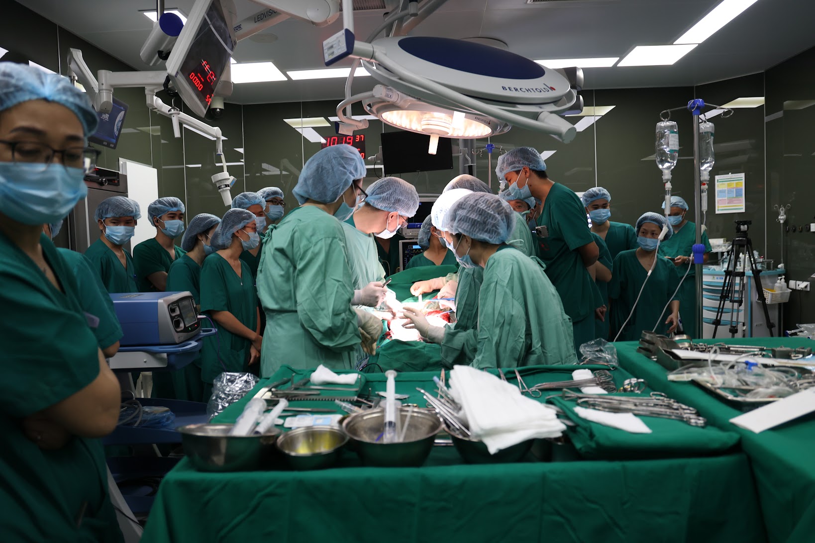 Nam bệnh nh&acirc;n 42 tuổi chết n&atilde;o hiến tạng cứu nhiều người sau vụ tai nạn cầu thang- Ảnh 1.