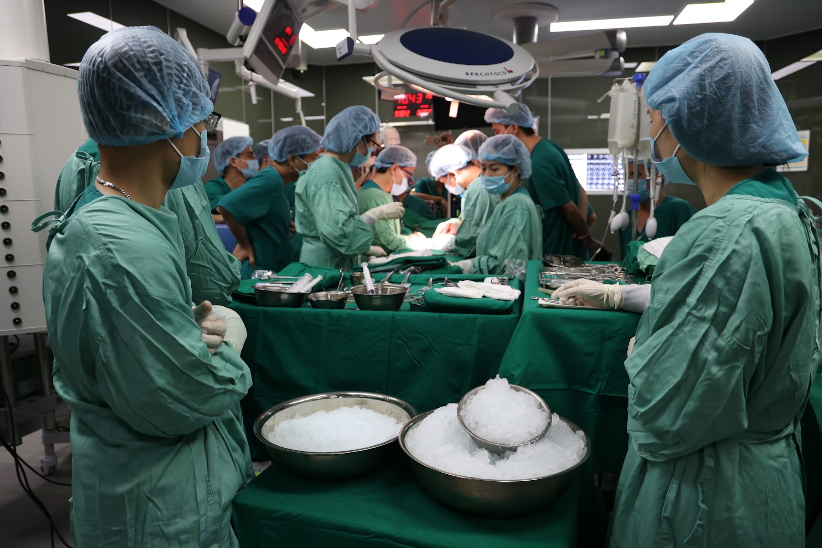 Nam bệnh nh&acirc;n 42 tuổi chết n&atilde;o hiến tạng cứu nhiều người sau vụ tai nạn cầu thang- Ảnh 3.