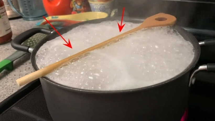 T&aacute;c dụng đặt muỗng gỗ l&ecirc;n miệng nồi khi nấu ăn- Ảnh 1.
