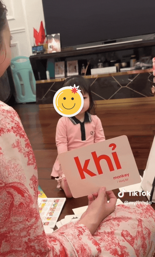 &Aacute;i nữ 1 tuổi nh&agrave; Đỗ Mỹ Linh v&agrave; Chủ tịch CLB H&agrave; Nội h&uacute;t triệu view với khoảnh khắc học b&agrave;i cực dễ thương- Ảnh 1.