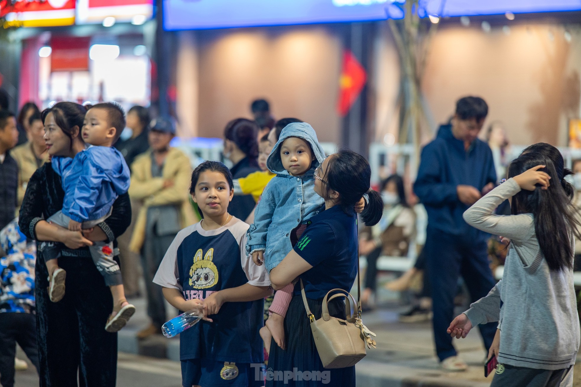 Người d&acirc;n Hạ Long th&iacute;ch th&uacute; xem cảnh s&aacute;t cơ động tr&igrave;nh diễn cưỡi ngựa đi&ecirc;u luyện- Ảnh 16.