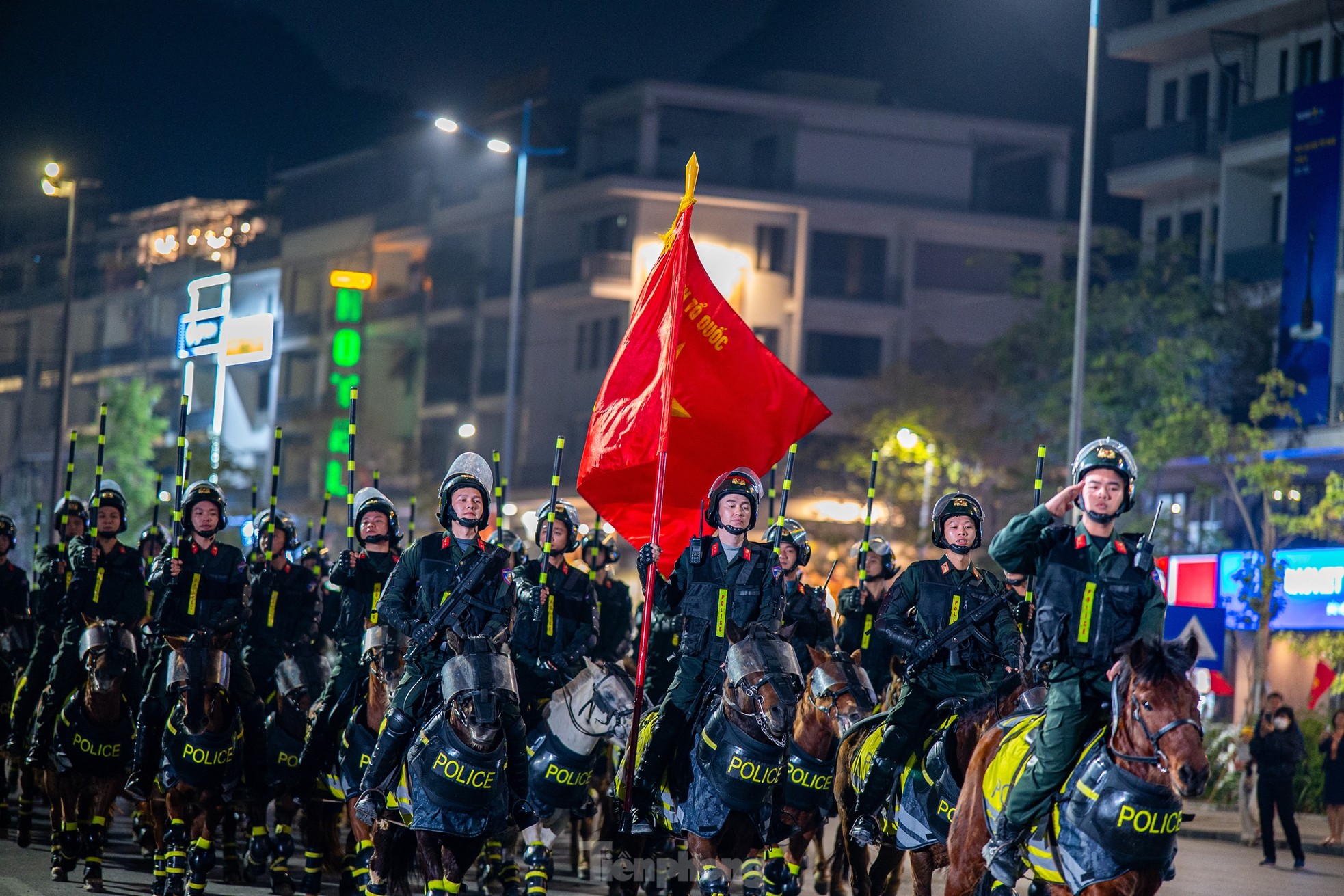 Người d&acirc;n Hạ Long th&iacute;ch th&uacute; xem cảnh s&aacute;t cơ động tr&igrave;nh diễn cưỡi ngựa đi&ecirc;u luyện- Ảnh 19.