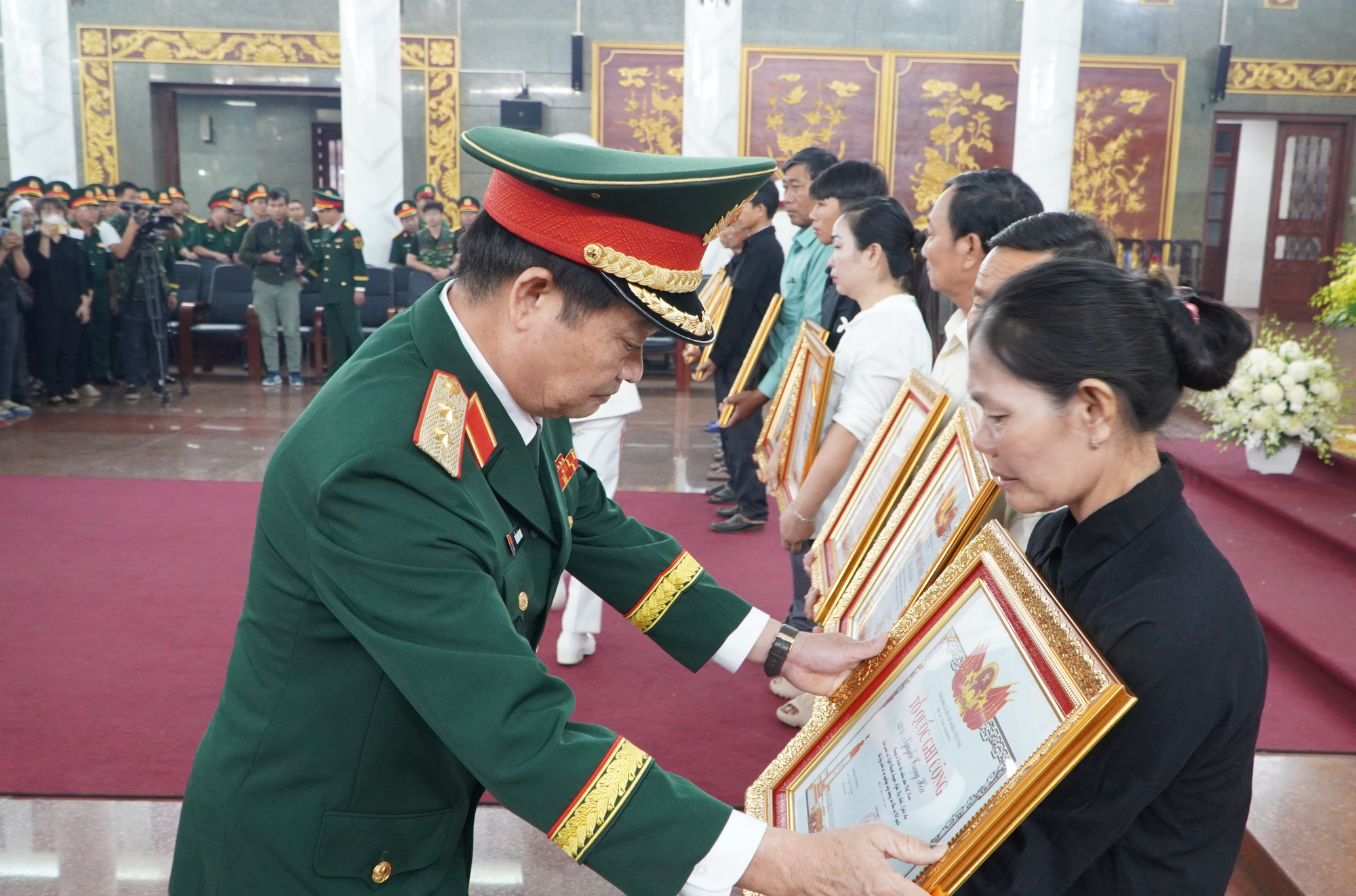 Những h&igrave;nh ảnh tại lễ tang 12 liệt sĩ hy sinh trong thực hiện nhiệm vụ diễn tập- Ảnh 3.