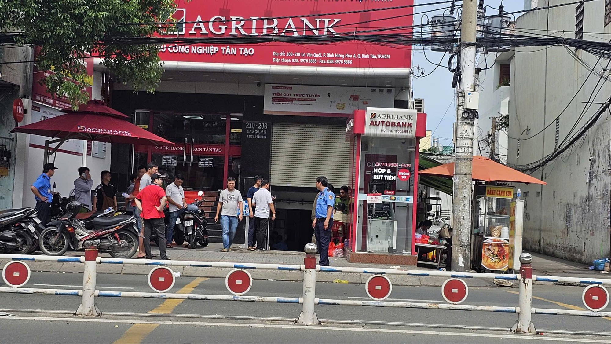 Lời khai bất ngờ của người đ&agrave;n &ocirc;ng d&ugrave;ng x&agrave; beng đập trụ ATM ở TP.HCM- Ảnh 1.