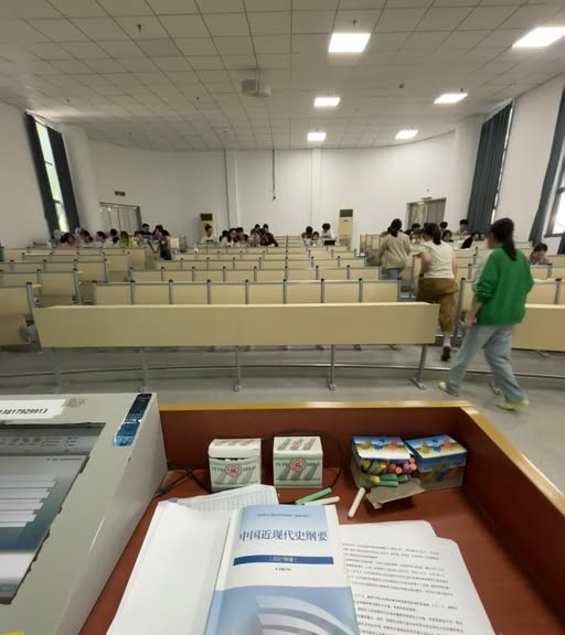 Bức ảnh chụp lớp học trông rất bình thường nhưng lại hé lộ "nỗi ác mộng" của nhiều bạn trẻ- Ảnh 1. Bức ảnh chụp lớp học trông rất bình thường nhưng lại hé lộ "nỗi ác mộng" của nhiều bạn trẻ- Ảnh 1.