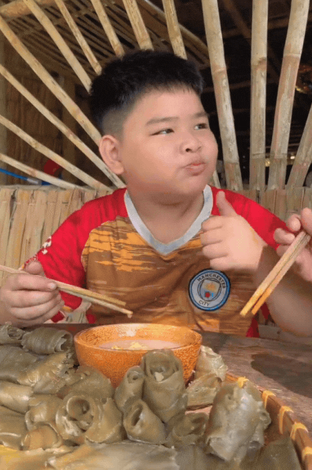 M&oacute;n b&aacute;nh d&acirc;n d&atilde; với c&aacute;i t&ecirc;n c&oacute; thể khiến nhiều người... sợ, nhưng lại được coi l&agrave; đặc sản ở miền T&acirc;y, L&ecirc; Tuấn Khang cũng m&ecirc; mẩn- Ảnh 8.