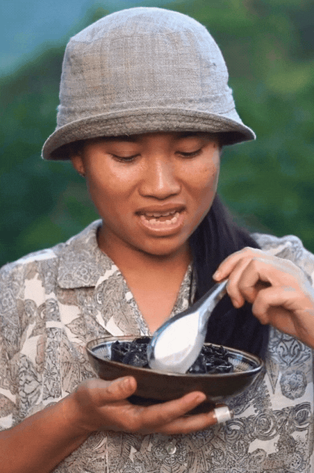 M&oacute;n b&aacute;nh d&acirc;n d&atilde; với c&aacute;i t&ecirc;n c&oacute; thể khiến nhiều người... sợ, nhưng lại được coi l&agrave; đặc sản ở miền T&acirc;y, L&ecirc; Tuấn Khang cũng m&ecirc; mẩn- Ảnh 10.