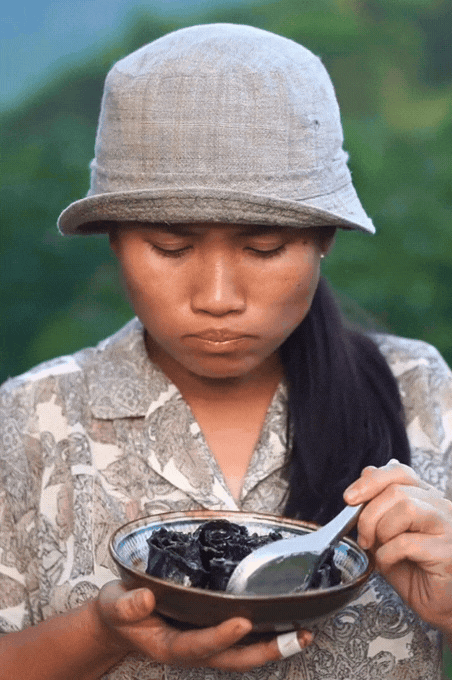 M&oacute;n b&aacute;nh d&acirc;n d&atilde; với c&aacute;i t&ecirc;n c&oacute; thể khiến nhiều người... sợ, nhưng lại được coi l&agrave; đặc sản ở miền T&acirc;y, L&ecirc; Tuấn Khang cũng m&ecirc; mẩn- Ảnh 9.