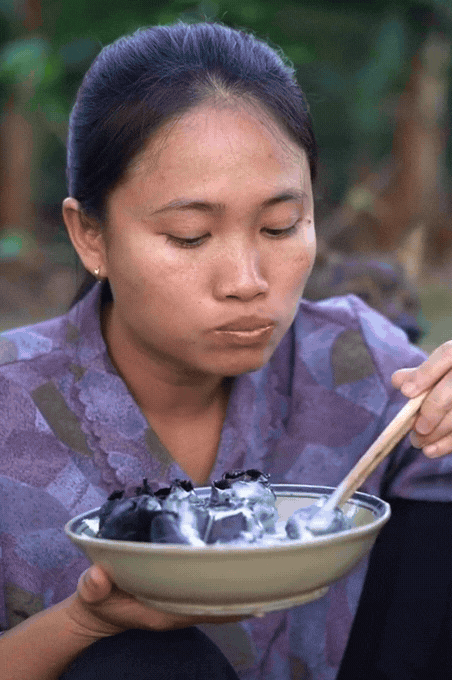 M&oacute;n b&aacute;nh d&acirc;n d&atilde; với c&aacute;i t&ecirc;n c&oacute; thể khiến nhiều người... sợ, nhưng lại được coi l&agrave; đặc sản ở miền T&acirc;y, L&ecirc; Tuấn Khang cũng m&ecirc; mẩn- Ảnh 11.