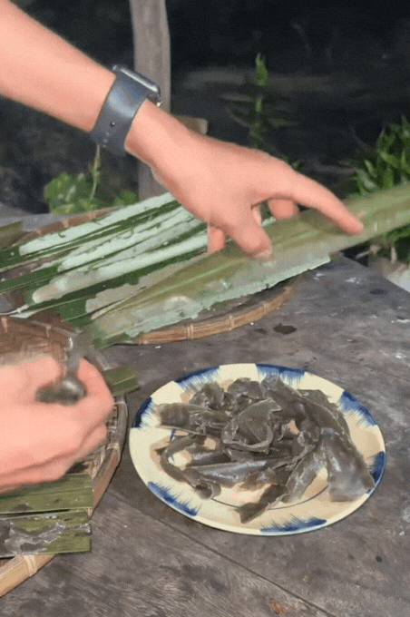 M&oacute;n b&aacute;nh d&acirc;n d&atilde; với c&aacute;i t&ecirc;n c&oacute; thể khiến nhiều người... sợ, nhưng lại được coi l&agrave; đặc sản ở miền T&acirc;y, L&ecirc; Tuấn Khang cũng m&ecirc; mẩn- Ảnh 49.