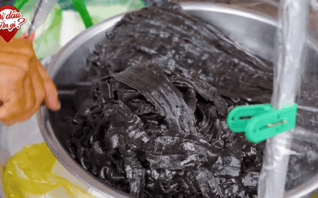 M&oacute;n b&aacute;nh d&acirc;n d&atilde; với c&aacute;i t&ecirc;n c&oacute; thể khiến nhiều người... sợ, nhưng lại được coi l&agrave; đặc sản ở miền T&acirc;y, L&ecirc; Tuấn Khang cũng m&ecirc; mẩn- Ảnh 17.