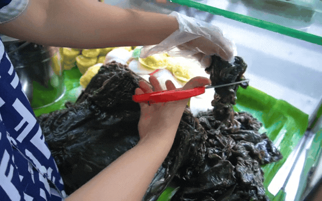 M&oacute;n b&aacute;nh d&acirc;n d&atilde; với c&aacute;i t&ecirc;n c&oacute; thể khiến nhiều người... sợ, nhưng lại được coi l&agrave; đặc sản ở miền T&acirc;y, L&ecirc; Tuấn Khang cũng m&ecirc; mẩn- Ảnh 14.