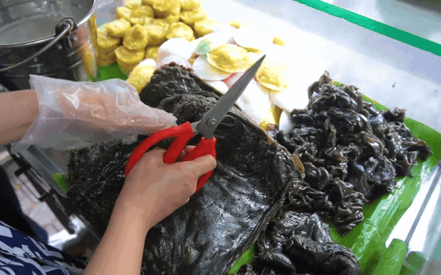 M&oacute;n b&aacute;nh d&acirc;n d&atilde; với c&aacute;i t&ecirc;n c&oacute; thể khiến nhiều người... sợ, nhưng lại được coi l&agrave; đặc sản ở miền T&acirc;y, L&ecirc; Tuấn Khang cũng m&ecirc; mẩn- Ảnh 13.