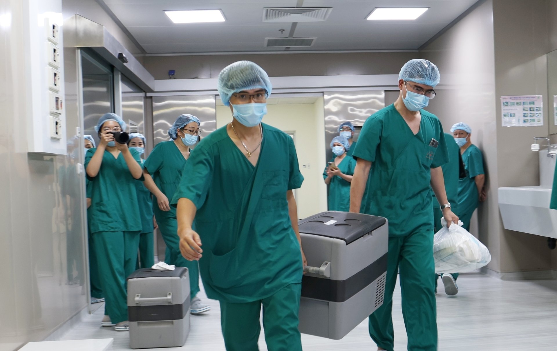 Ca đại phẫu của 60 y b&aacute;c sĩ để người đ&agrave;n &ocirc;ng chết n&atilde;o trao đi "m&oacute;n qu&agrave; sự sống"- Ảnh 8.