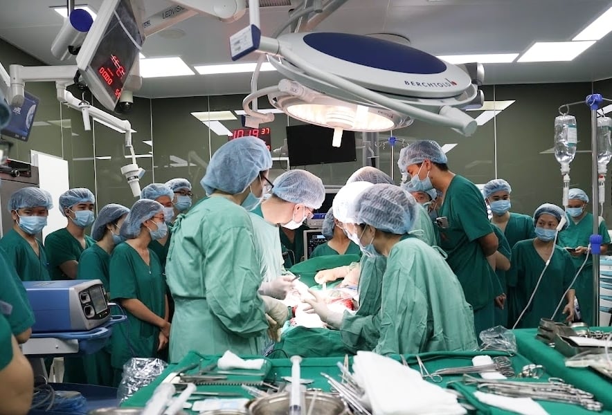 Ca đại phẫu của 60 y b&aacute;c sĩ để người đ&agrave;n &ocirc;ng chết n&atilde;o trao đi "m&oacute;n qu&agrave; sự sống"- Ảnh 5.