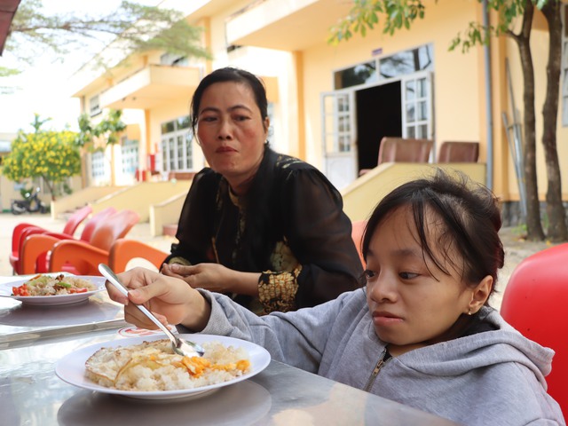 C&ocirc; g&aacute;i t&iacute; hon ở C&agrave; Mau v&agrave;o giảng đường bằng 