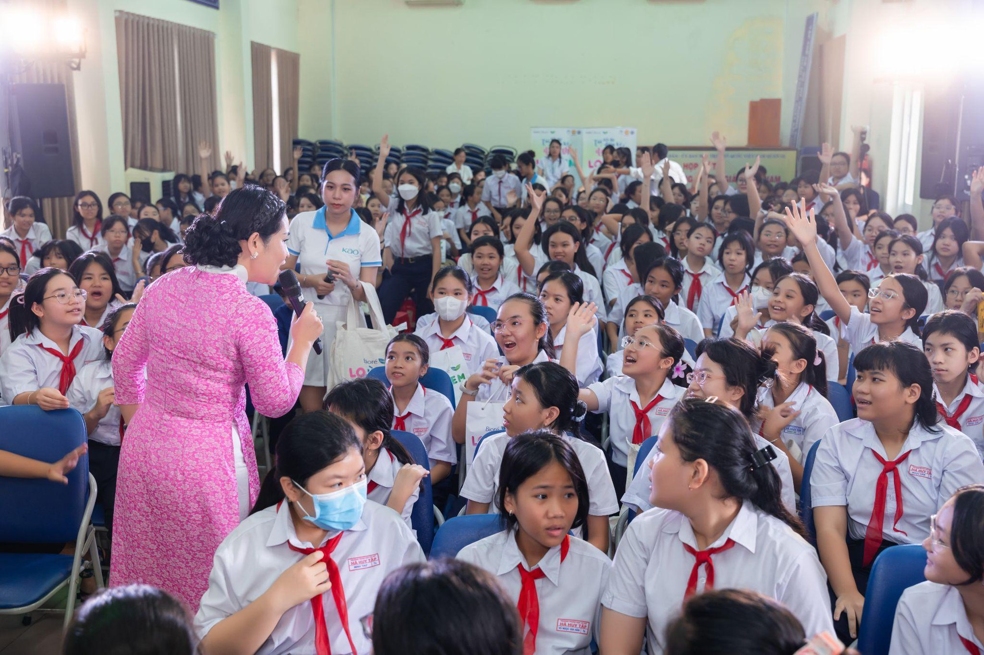 “Túi tò-te diệu kỳ, dzậy thì LOJÌEM” đồng hành cùng nữ sinh chăm sóc sức khỏe tâm lý dậy thì- Ảnh 1.