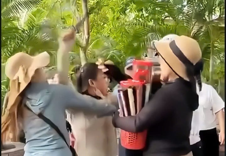 Xử l&yacute; 3 người b&aacute;n h&agrave;ng rong ở Nha Trang x&ocirc; x&aacute;t với du kh&aacute;ch- Ảnh 1.