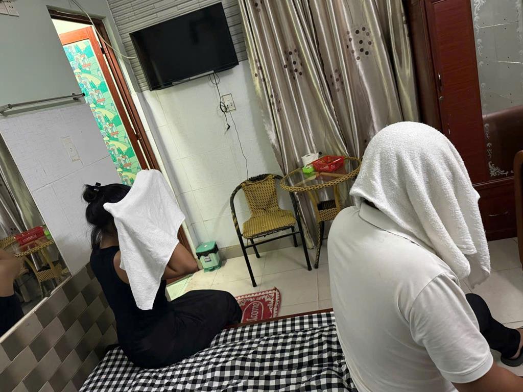 Ập v&agrave;o nh&agrave; nghỉ trong đ&ecirc;m, c&ocirc;ng an ph&aacute;t hiện b&iacute; mật 'kinh h&atilde;i' của người phụ nữ U50 v&agrave; nam thanh ni&ecirc;n- Ảnh 1.