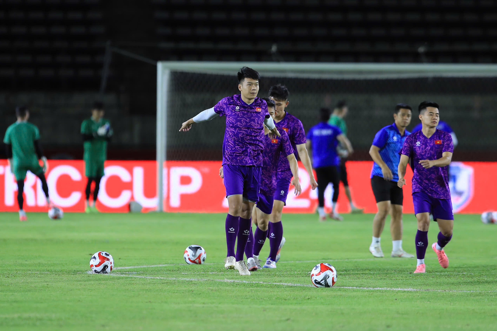 Tóm dính ông Park Hang-seo và bà xã sang Lào cổ vũ ĐT Việt Nam đá AFF Cup, không còn là HLV vẫn trọng nghĩa tình- Ảnh 6.