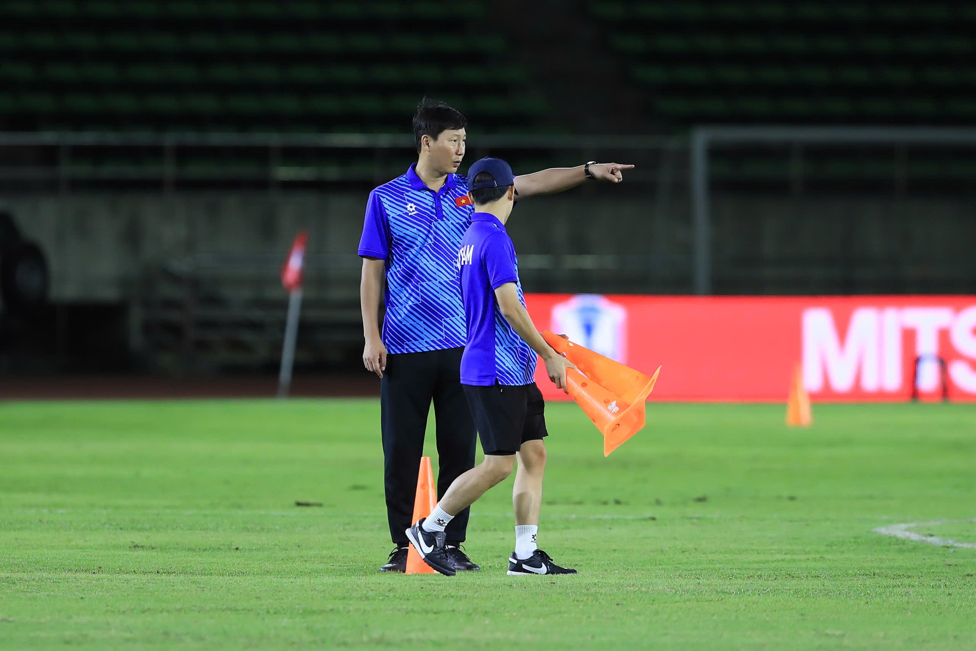 Tóm dính ông Park Hang-seo và bà xã sang Lào cổ vũ ĐT Việt Nam đá AFF Cup, không còn là HLV vẫn trọng nghĩa tình- Ảnh 4.